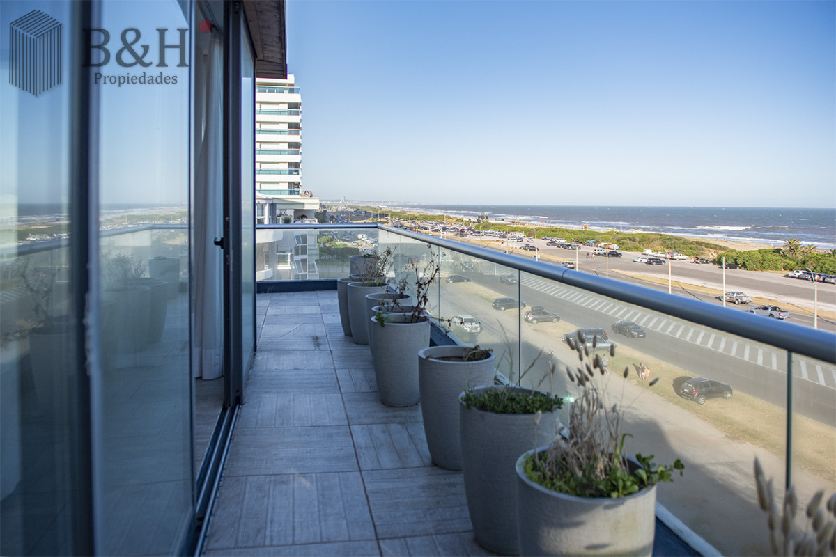 Apartamento ID.4280 - Apartamento Penthouse, frente al mar, playa brava, 3 dormitorios con hermosa vista