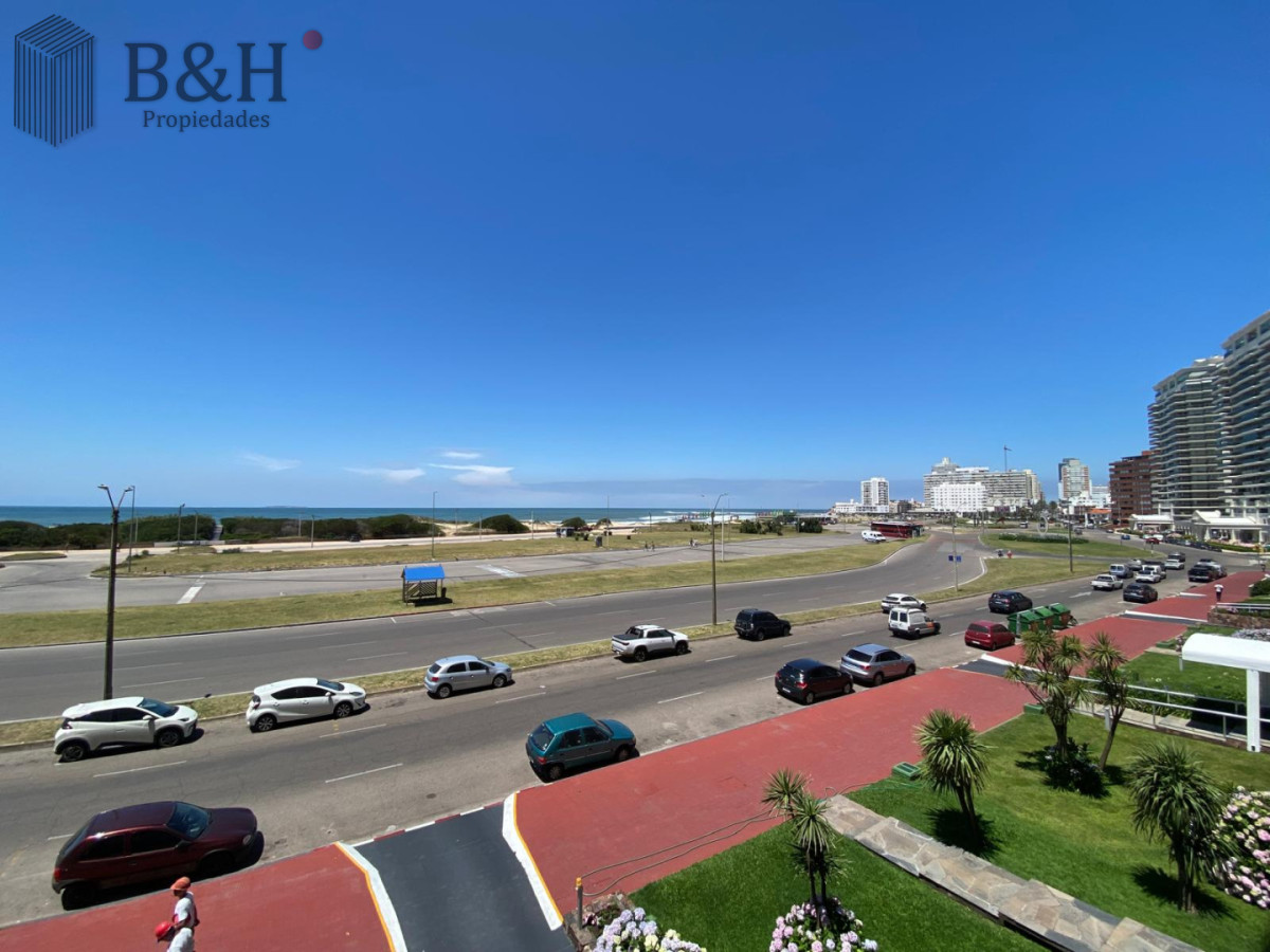 Apartamento ID.6524 - Apartamento de 2 dormitorio y medio en Primera lineal de Playa brava , Punta del este 