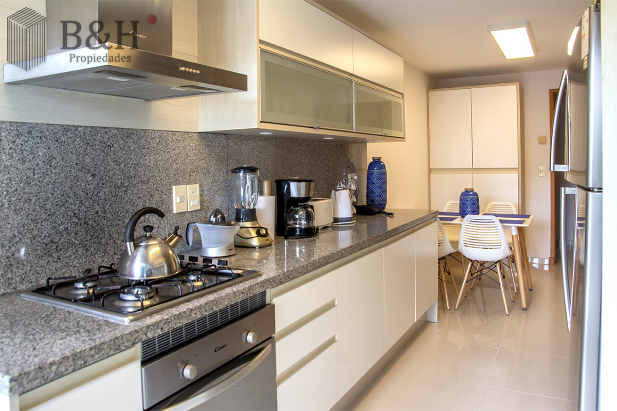 Apartamento ID.6803 - Apartamento de 3 Dormitorios en Playa Mansa en venta  - A Pasos del Mar