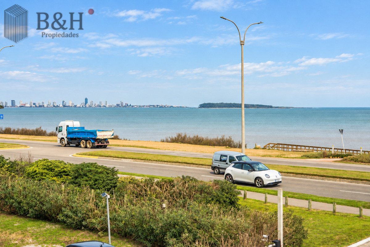 Apartamento ID.7841 - En alquiler Departamento frente al mar en Playa Mansa de 3 dormitorios Punta del Este