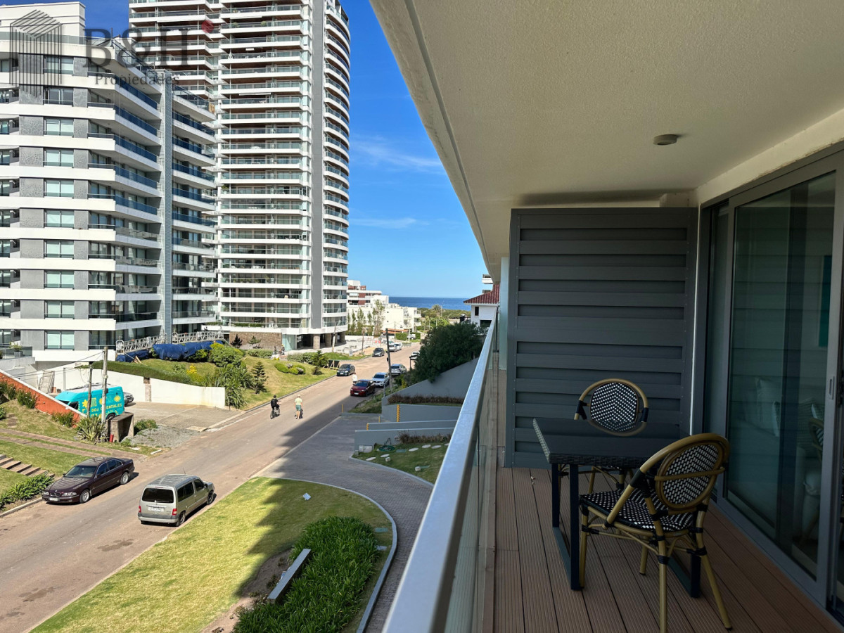 Vende apartamento de 1 dormitorio y medio en Peninsula, Punta del Este - BYH6082A