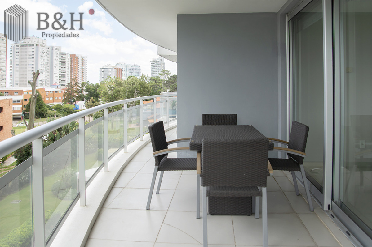 Apartamento ID.6803 - Apartamento de 3 Dormitorios en Playa Mansa en venta  - A Pasos del Mar