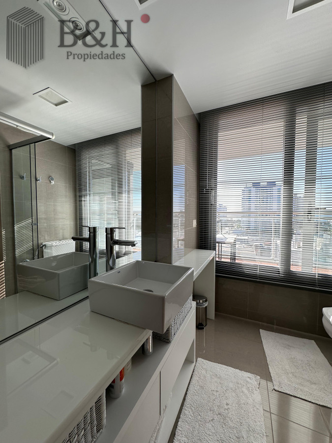 Apartamento ID.4606 - Vende departamento de 2 dormitorios finamente decorado en Torre Onix, Punta del Este
