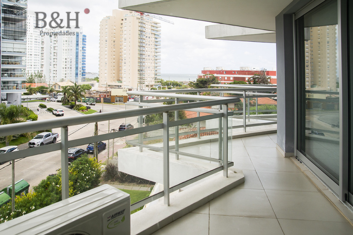 Apartamento ID.6803 - Apartamento de 3 Dormitorios en Playa Mansa en venta  - A Pasos del Mar