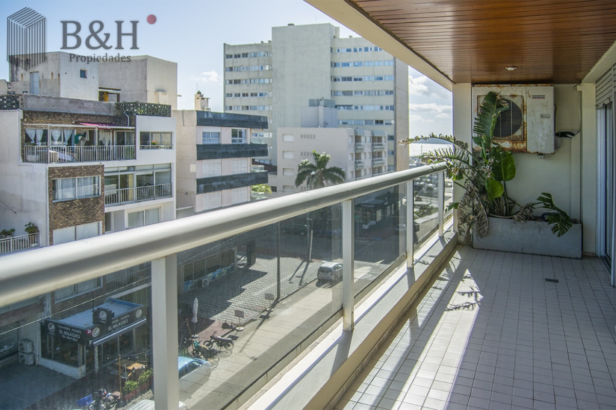 Apartamento ID.3147 - PORTO MARE , PUERTO , Penthouse duplex de 3 dormitorios en venta. Departamento con parrillero. 