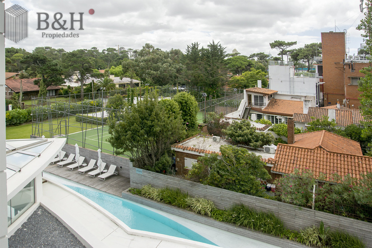 Apartamento ID.6803 - Apartamento de 3 Dormitorios en Playa Mansa en venta  - A Pasos del Mar