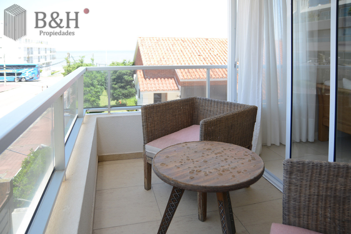 Apartamento ID.6175 - Departamento de 3 dormitorios con terraza  con parrillero en venta, Peninsula, Punta del Este