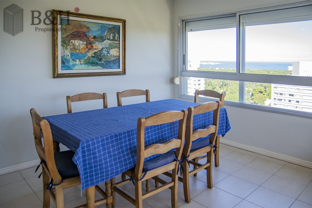 Apartamento ID.7835 - En venta apartamento de 3 dormitorios con muy buena vista a la bahía, Punta del Este.