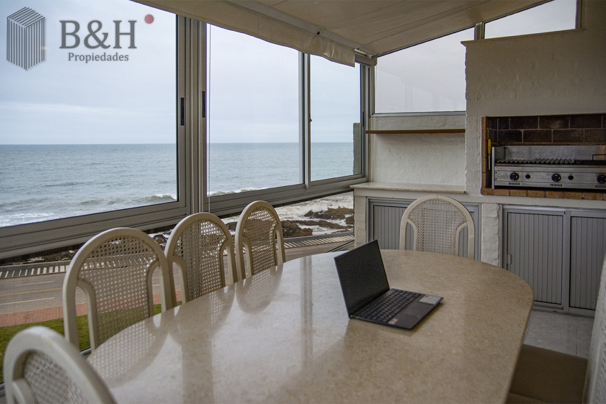 Apartamento ID.621 - Departamento de 3 dormitorio con parrillero en venta , ultimo piso frente al mar, Punta del Este