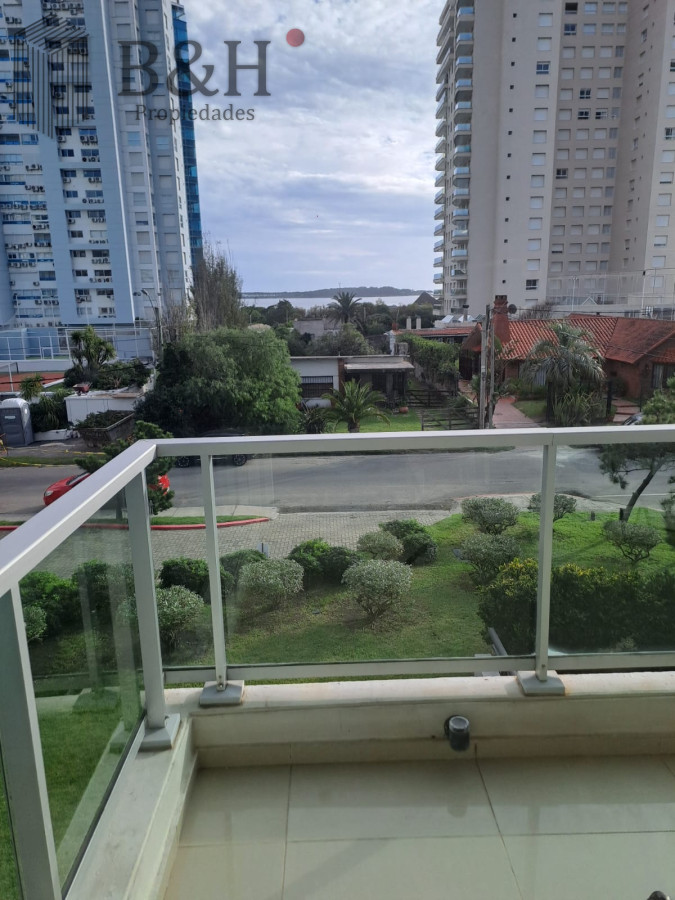 Apartamento ID.6527 - Apartamento en Playa Mansa a la venta 3 Dormitorios con vista