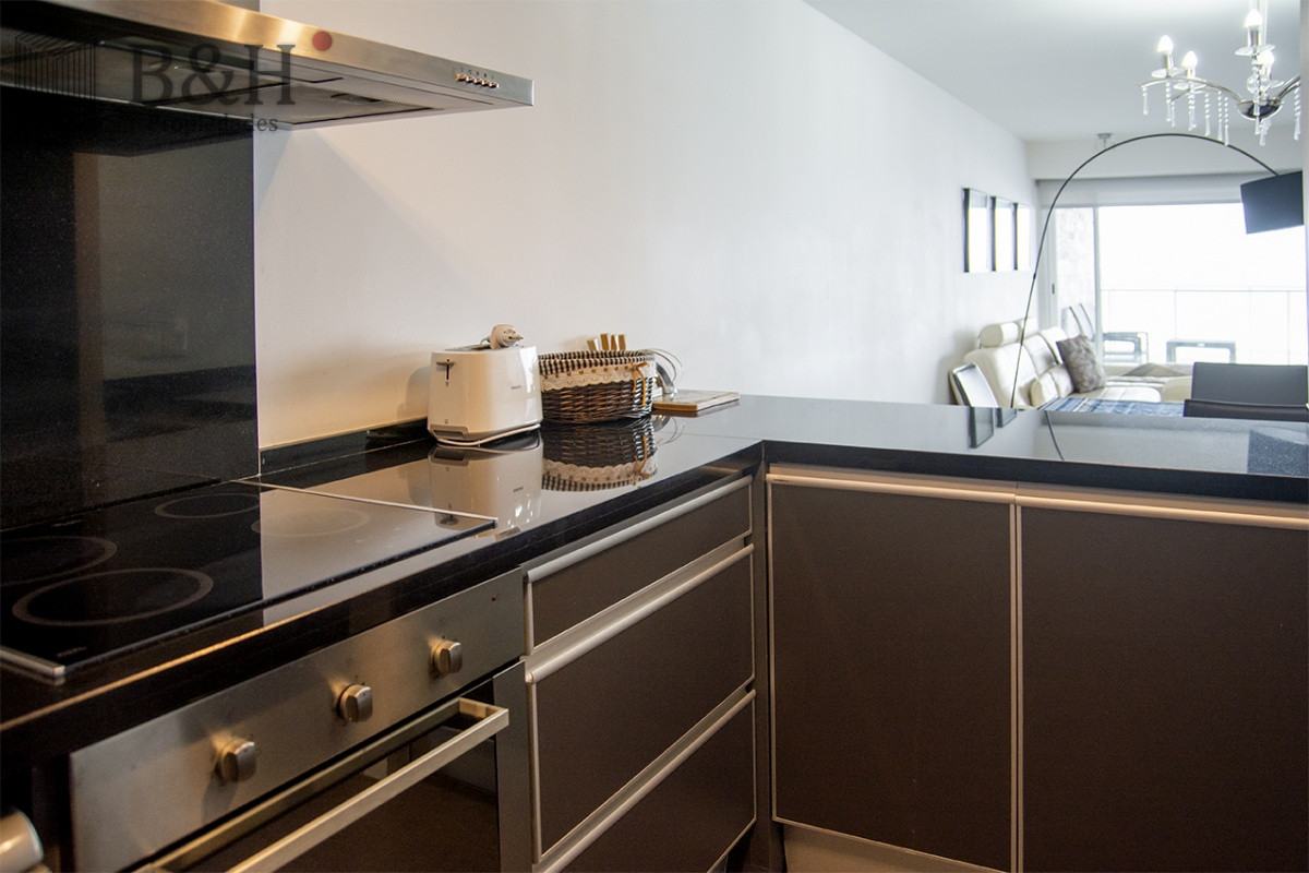 Apartamento ID.480 - Vende apartamento. Edificio Bonaire. 3 dormitorios con servicios. Brava, Peninsula, Punta del Este