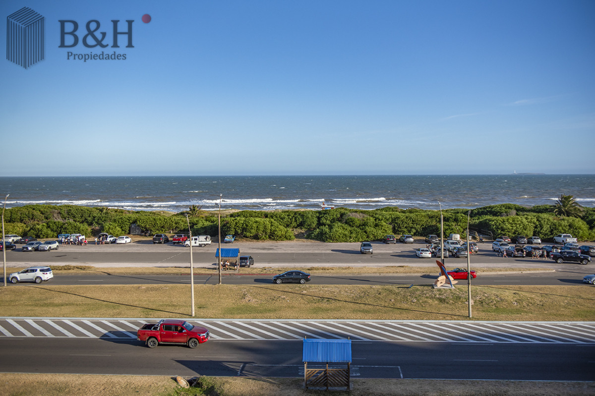Apartamento ID.4280 - Apartamento Penthouse, frente al mar, playa brava, 3 dormitorios con hermosa vista