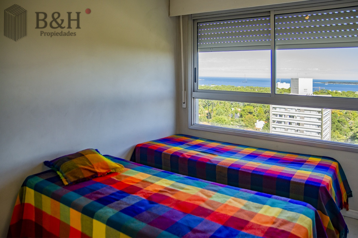 Apartamento ID.7835 - En venta apartamento de 3 dormitorios con muy buena vista a la bahía, Punta del Este.