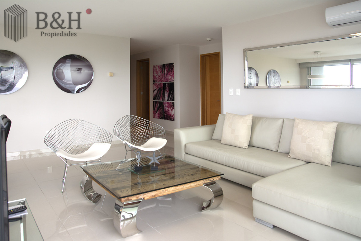 Apartamento de 3 Dormitorios en Playa Mansa en venta  - A Pasos del Mar - BYH6803A