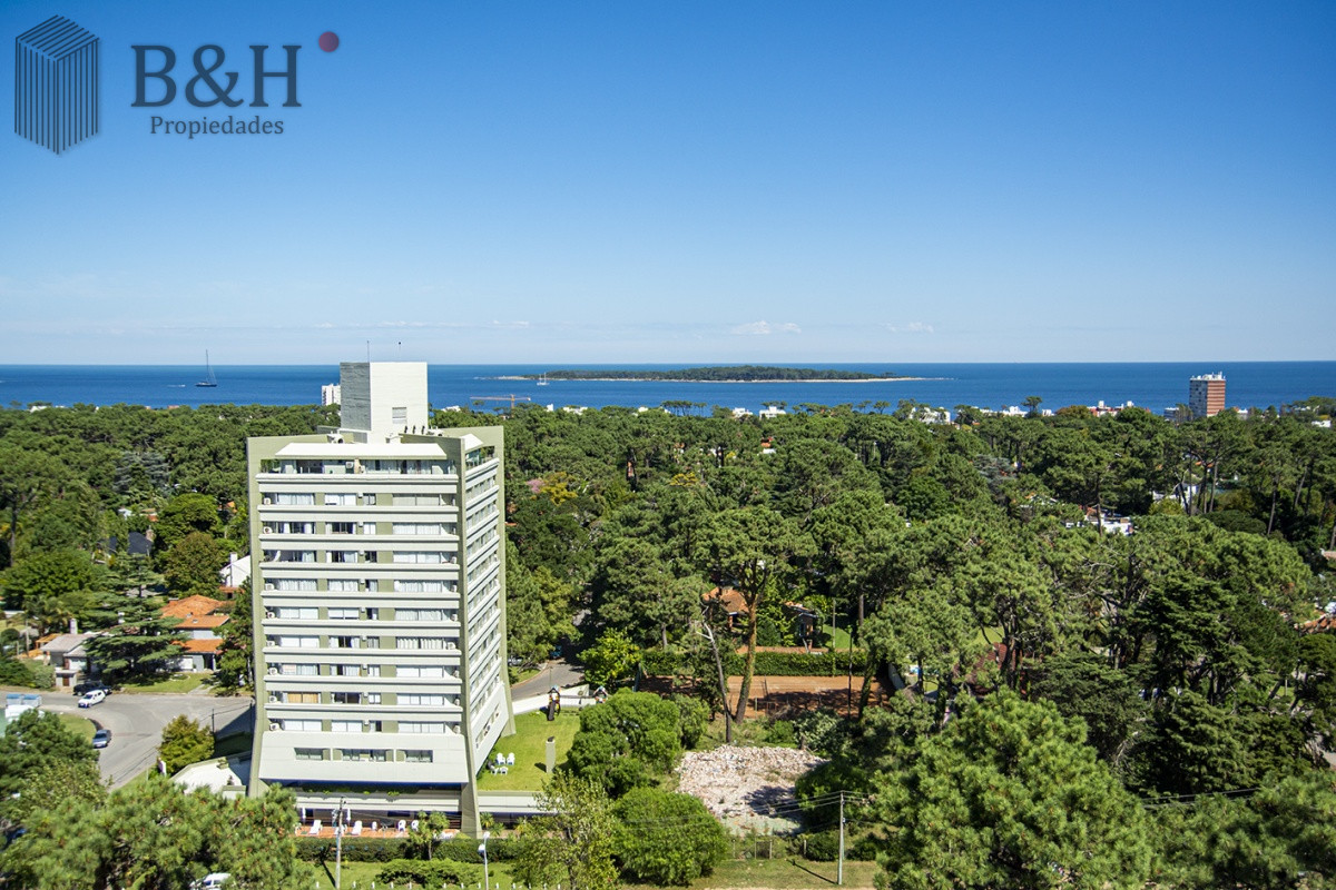 Apartamento ID.7835 - En venta apartamento de 3 dormitorios con muy buena vista a la bahía, Punta del Este.
