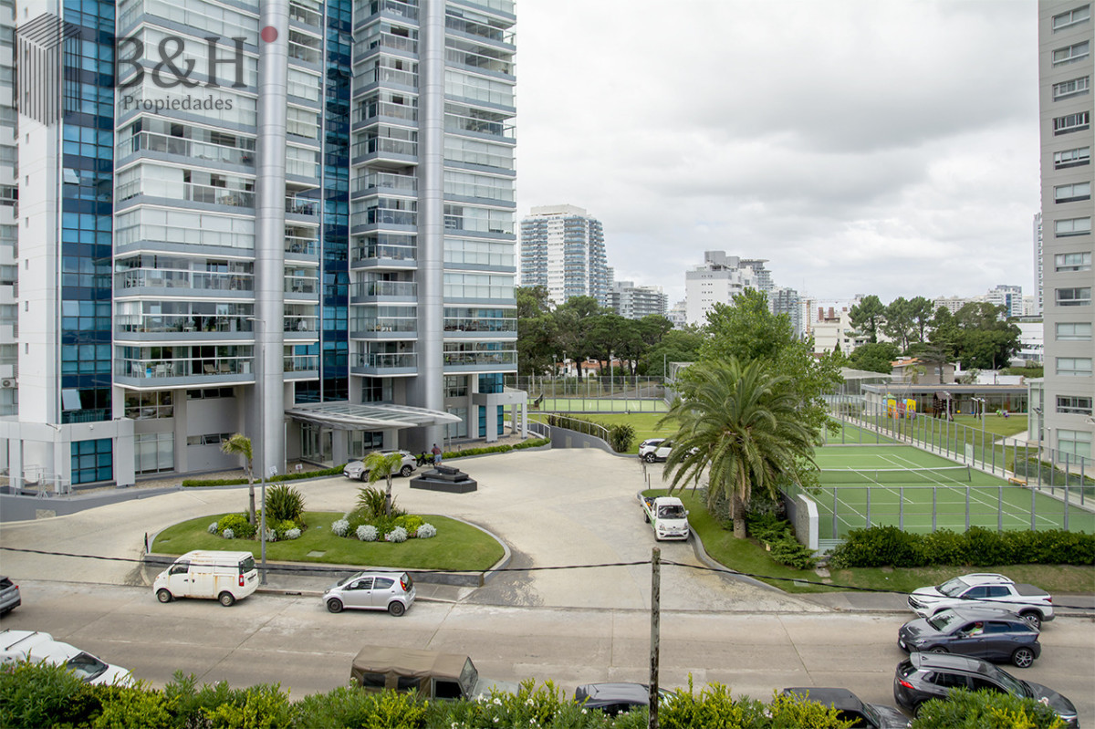 Apartamento ID.6803 - Apartamento de 3 Dormitorios en Playa Mansa en venta  - A Pasos del Mar