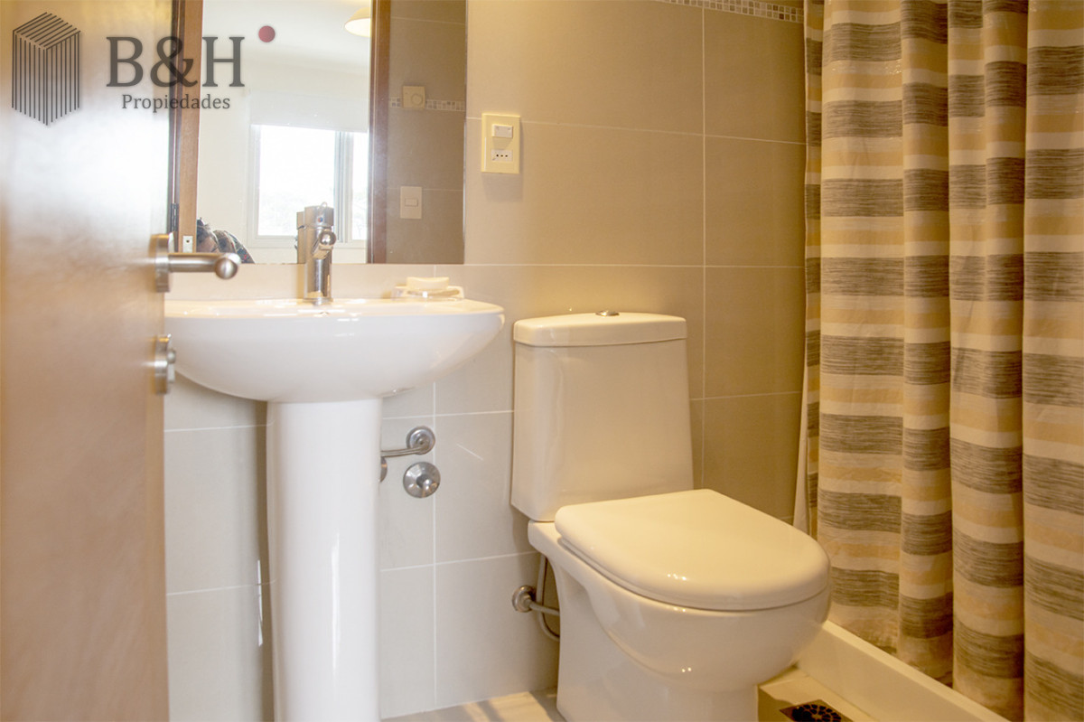 Apartamento ID.6803 - Apartamento de 3 Dormitorios en Playa Mansa en venta  - A Pasos del Mar
