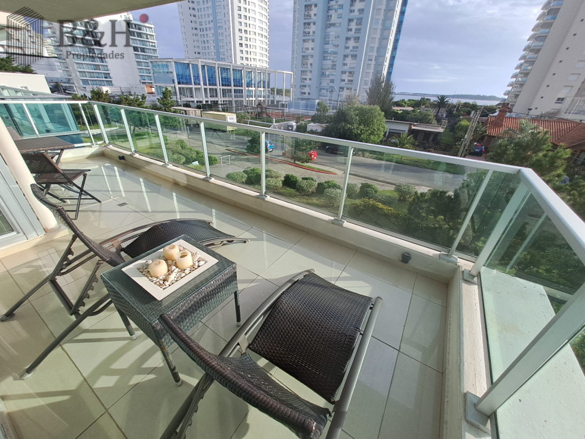 Apartamento ID.6527 - Apartamento en Playa Mansa a la venta 3 Dormitorios con vista
