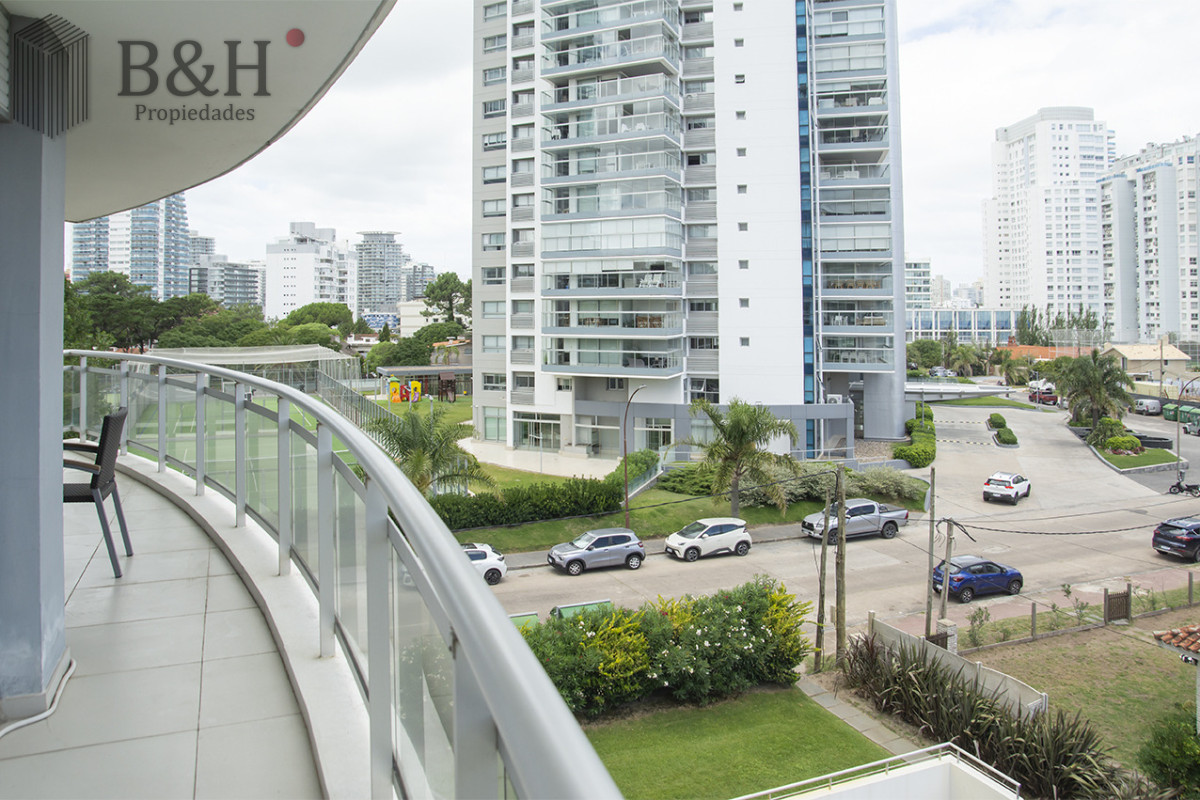 Apartamento ID.6803 - Apartamento de 3 Dormitorios en Playa Mansa en venta  - A Pasos del Mar