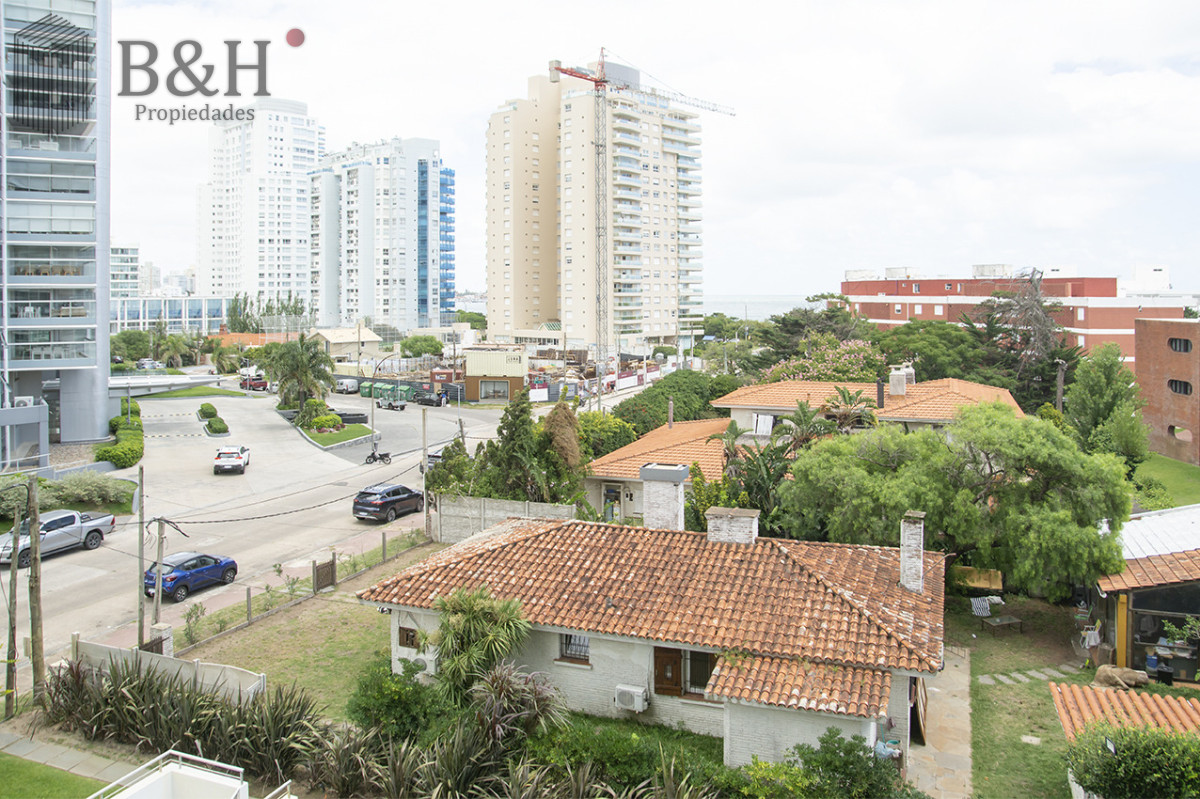 Apartamento ID.6803 - Apartamento de 3 Dormitorios en Playa Mansa en venta  - A Pasos del Mar
