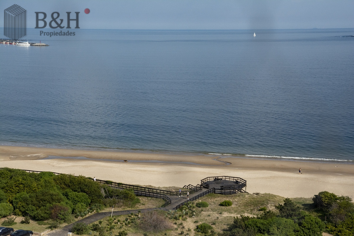 Apartamento ID.6079 - Departamento de 3 dormitorios en venta frente a Playa Mansa, Coral Tower