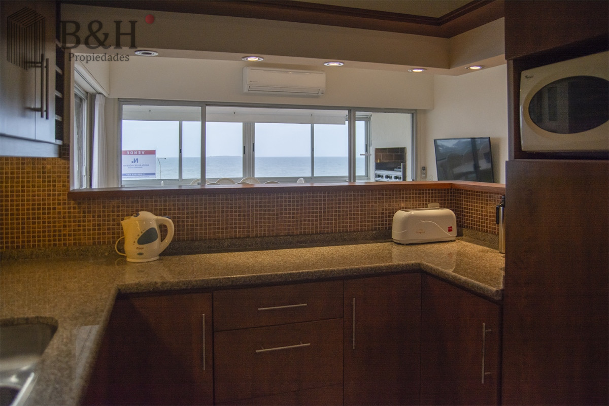 Apartamento ID.621 - Departamento de 3 dormitorio con parrillero en venta , ultimo piso frente al mar, Punta del Este