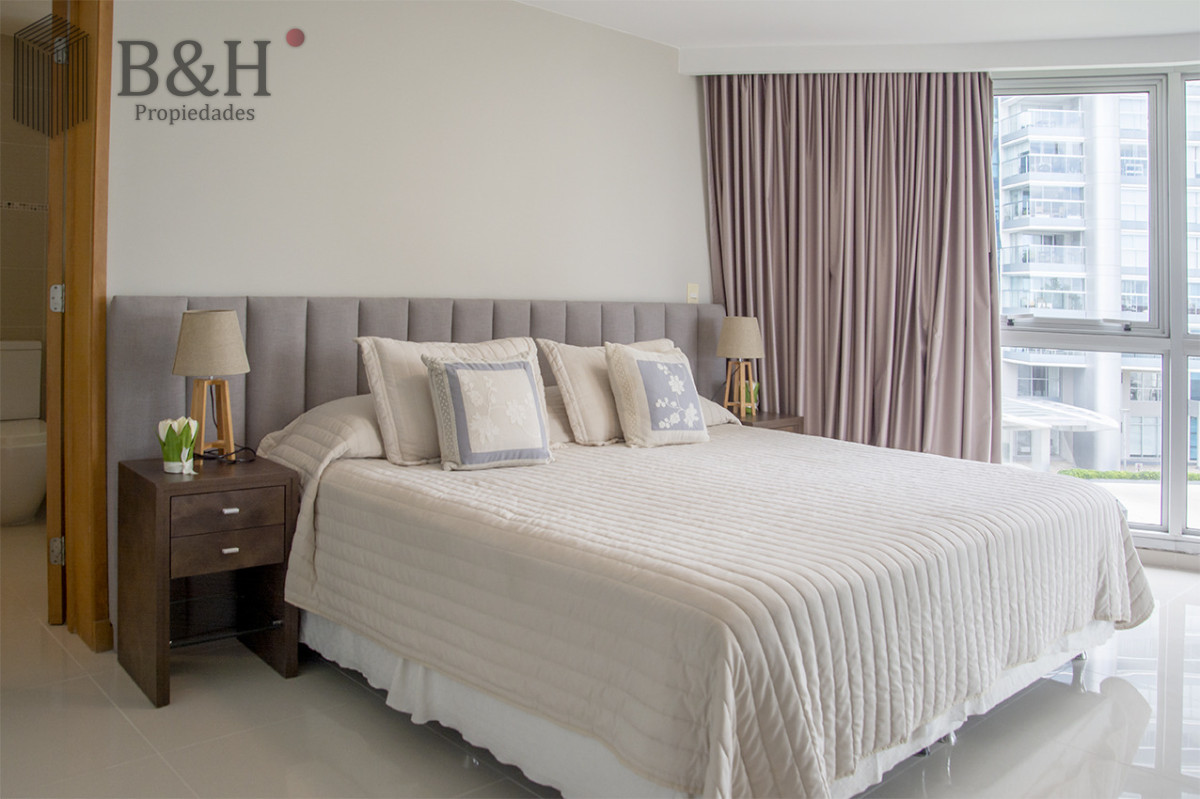 Apartamento ID.6803 - Apartamento de 3 Dormitorios en Playa Mansa en venta  - A Pasos del Mar