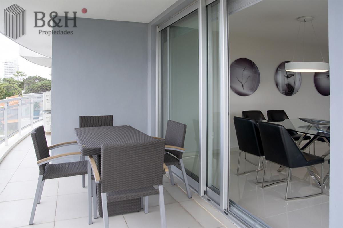 Apartamento ID.6803 - Apartamento de 3 Dormitorios en Playa Mansa en venta  - A Pasos del Mar