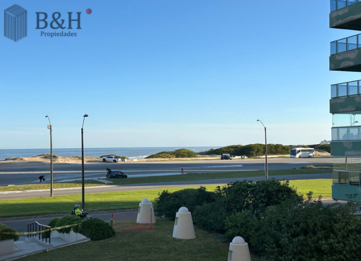 Apartamento ID.6686 - Vende Apartamento frente al mar en Brava, Punta del Este de 2 dormitorios.