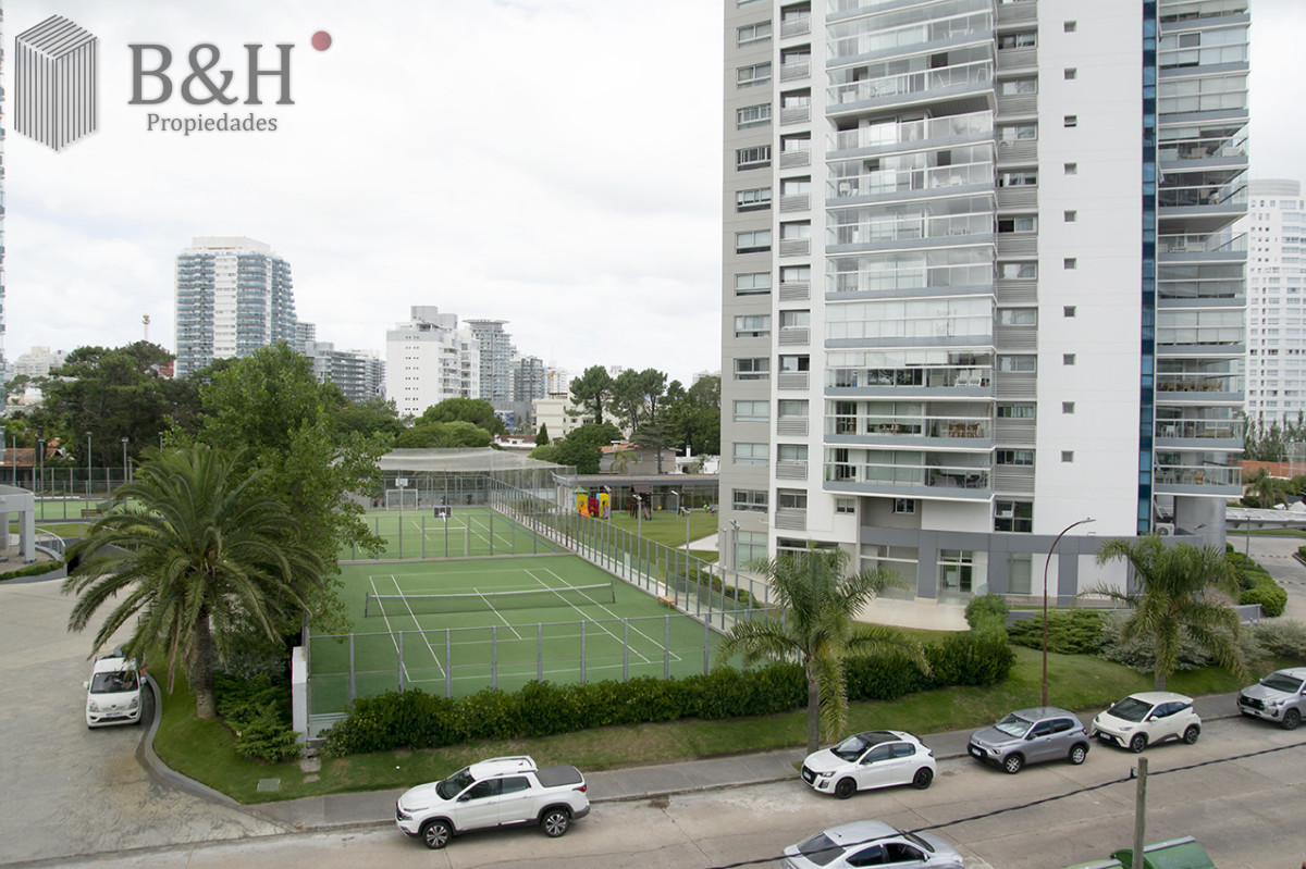 Apartamento ID.6803 - Apartamento de 3 Dormitorios en Playa Mansa en venta  - A Pasos del Mar