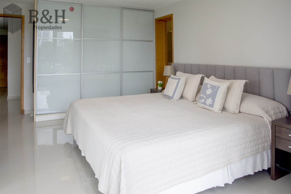 Apartamento ID.6803 - Apartamento de 3 Dormitorios en Playa Mansa en venta  - A Pasos del Mar