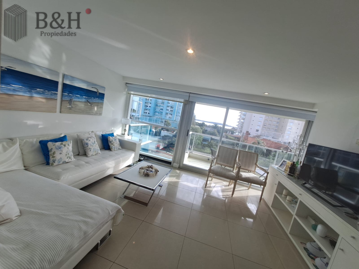 Apartamento ID.6527 - Apartamento en Playa Mansa a la venta 3 Dormitorios con vista