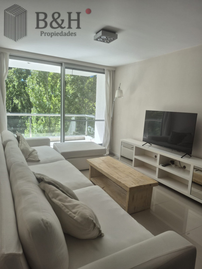 Apartamento ID.6845 - Apartamento en Venta de 2 dormitorios en Punta del Este Sobre Roosevelt