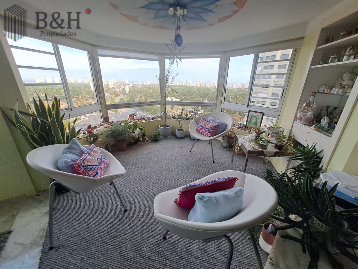 Apartamento ID.7822 - Alquiler Anual en Punta del Este 3 dormitorios y servicio sobre Roosevelt