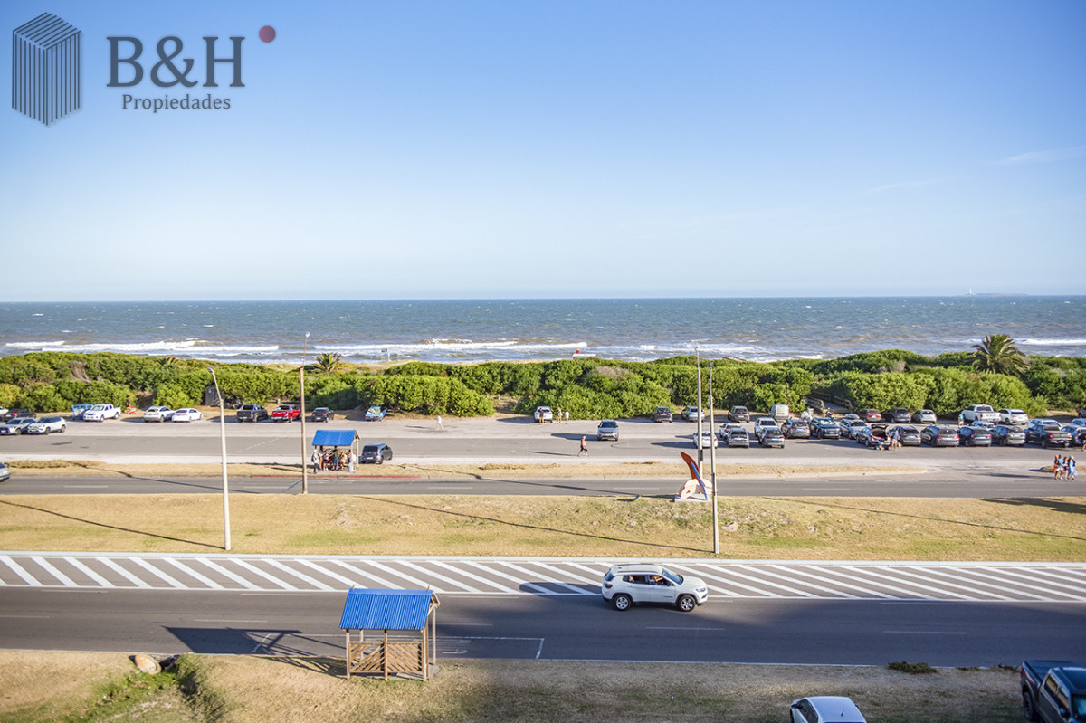 Apartamento ID.4280 - Apartamento Penthouse, frente al mar, playa brava, 3 dormitorios con hermosa vista
