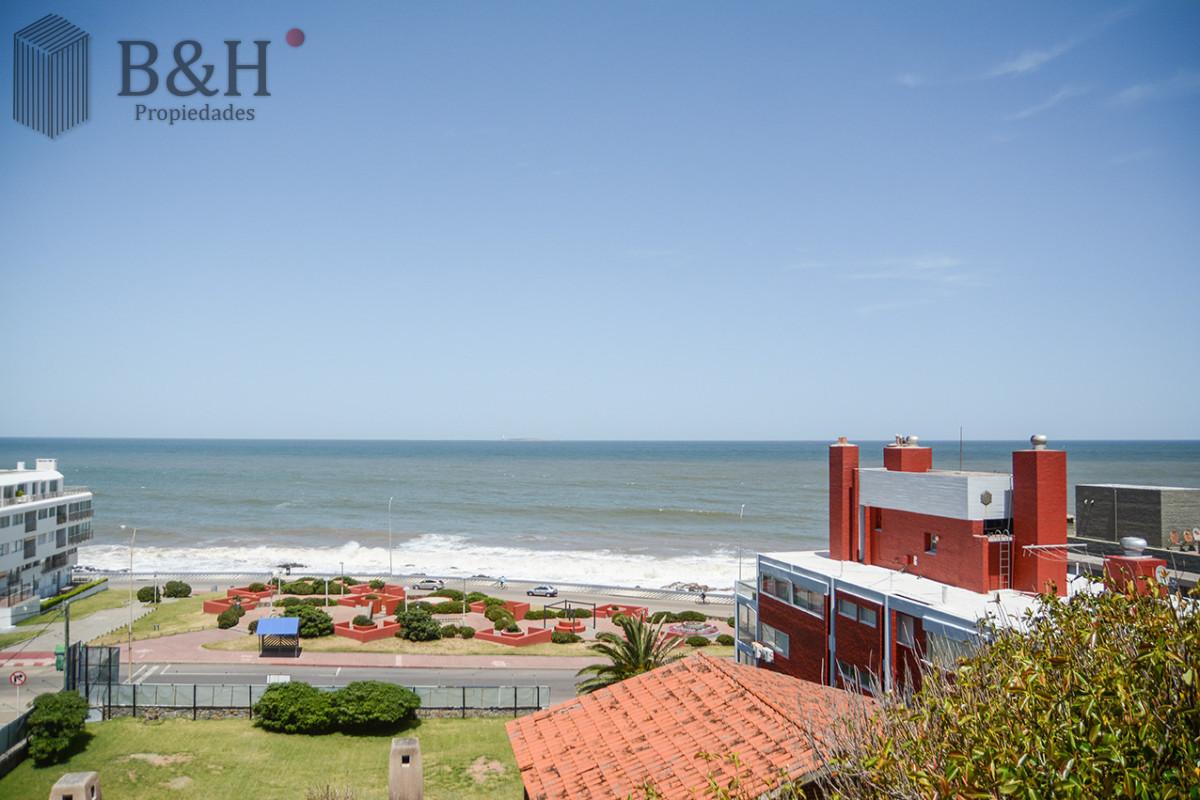Apartamento ID.6175 - Departamento de 3 dormitorios con terraza  con parrillero en venta, Peninsula, Punta del Este