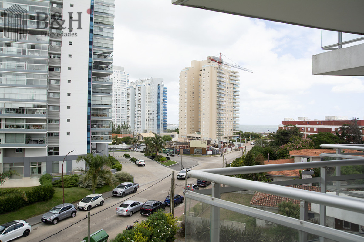 Apartamento ID.6803 - Apartamento de 3 Dormitorios en Playa Mansa en venta  - A Pasos del Mar