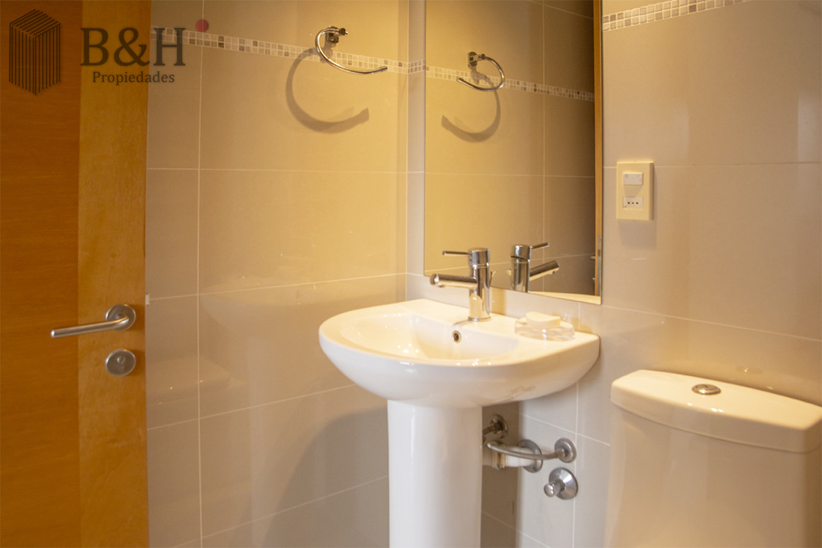 Apartamento ID.6803 - Apartamento de 3 Dormitorios en Playa Mansa en venta  - A Pasos del Mar