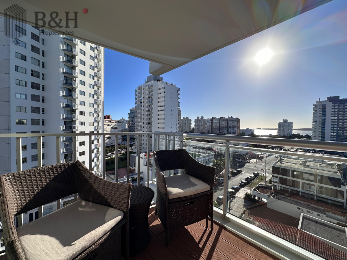 Apartamento ID.4606 - Vende departamento de 2 dormitorios finamente decorado en Torre Onix, Punta del Este