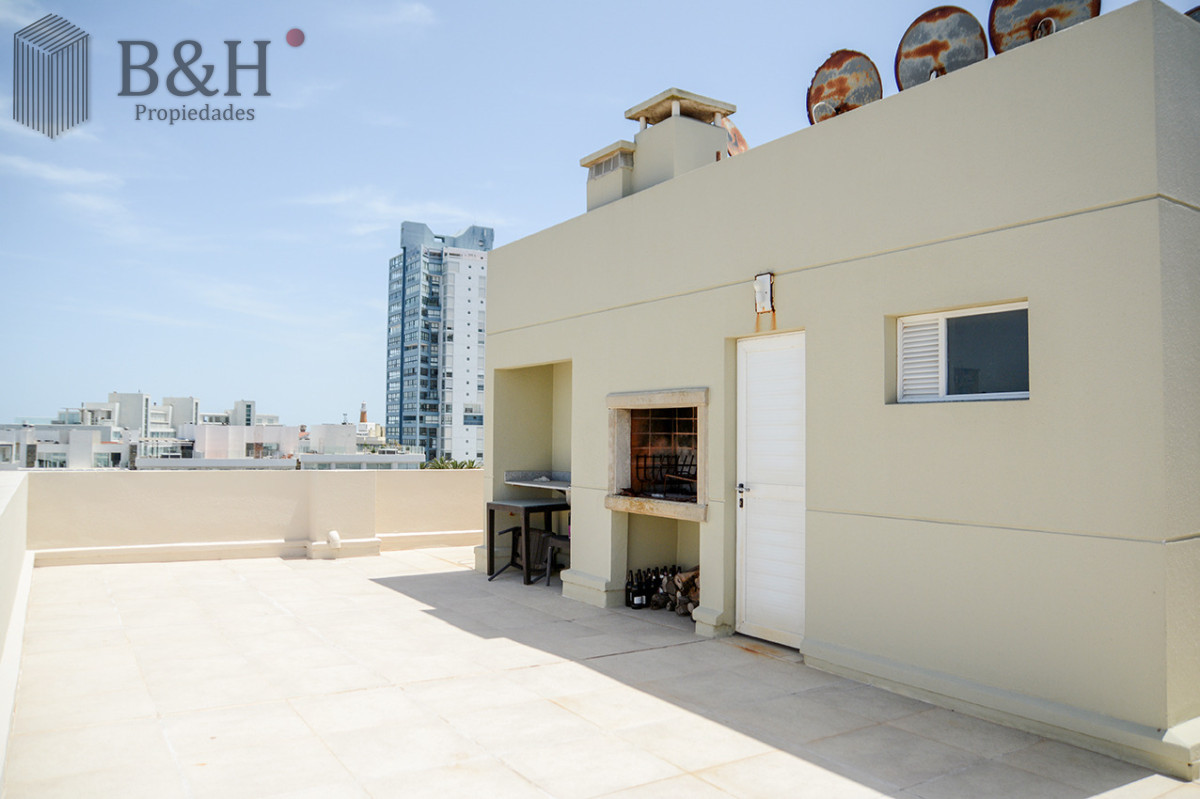 Apartamento ID.6175 - Departamento de 3 dormitorios con terraza  con parrillero en venta, Peninsula, Punta del Este