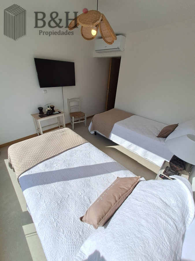 Apartamento ID.5610 - Departamento de 2 dormitorios en venta, Playa Brava, Punta del Este. Silente