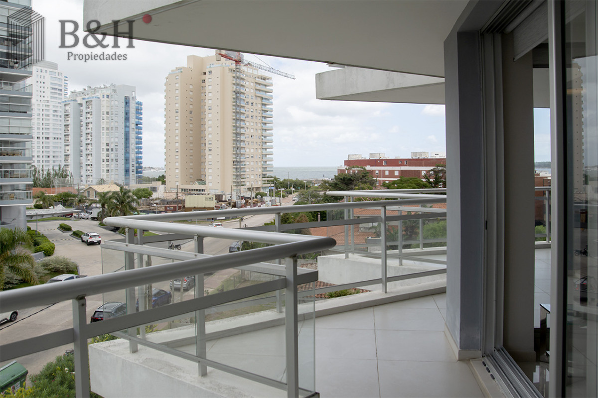 Apartamento ID.6803 - Apartamento de 3 Dormitorios en Playa Mansa en venta  - A Pasos del Mar
