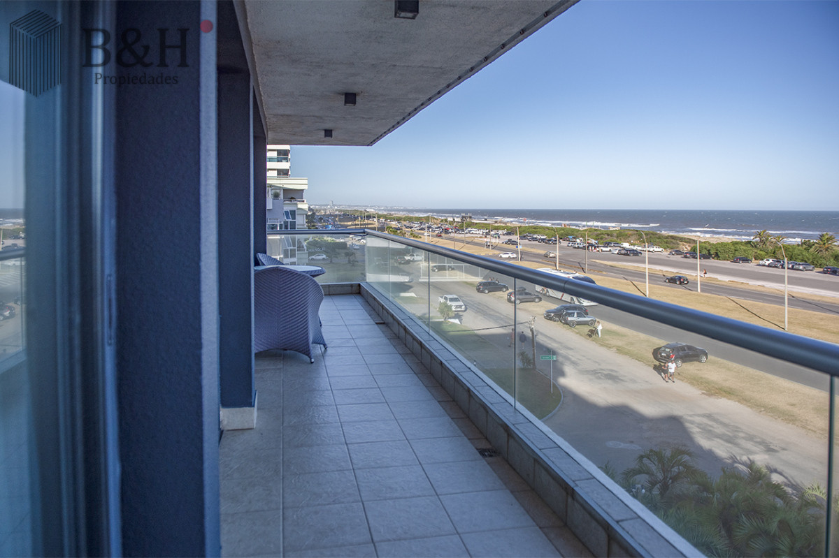 Apartamento ID.4280 - Apartamento Penthouse, frente al mar, playa brava, 3 dormitorios con hermosa vista