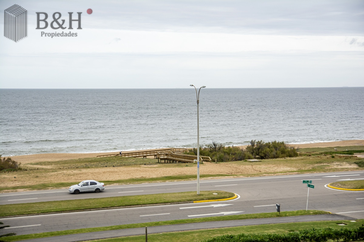 Apartamento ID.3512 - Apartamento de 2 dormitorios en Playa Mansa , Punta del este 