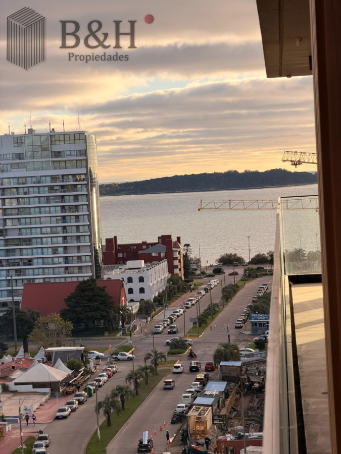 Apartamento ID.7574 - En venta apartamento de 2 dormitorios,  con agradable vista en Mansa, Punta del Este