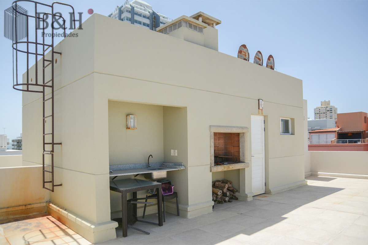 Apartamento ID.6175 - Departamento de 3 dormitorios con terraza  con parrillero en venta, Peninsula, Punta del Este