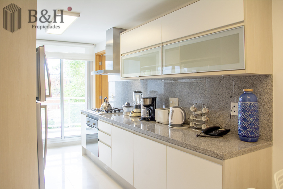 Apartamento ID.6803 - Apartamento de 3 Dormitorios en Playa Mansa en venta  - A Pasos del Mar