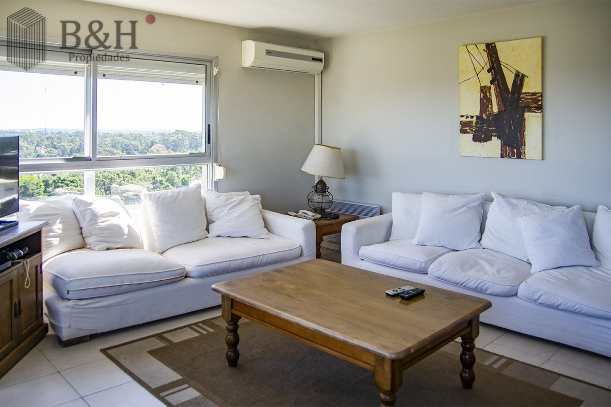 Apartamento ID.7835 - En venta apartamento de 3 dormitorios con muy buena vista a la bahía, Punta del Este.