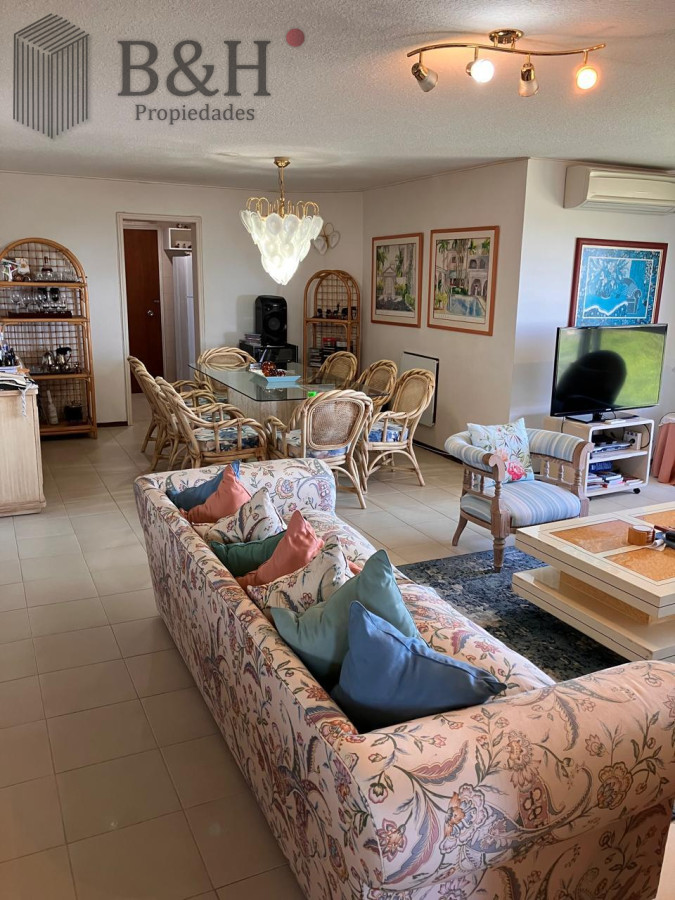Apartamento ID.6348 - Vende hermoso depto de 3 dormitorios con vista, Punta del Este