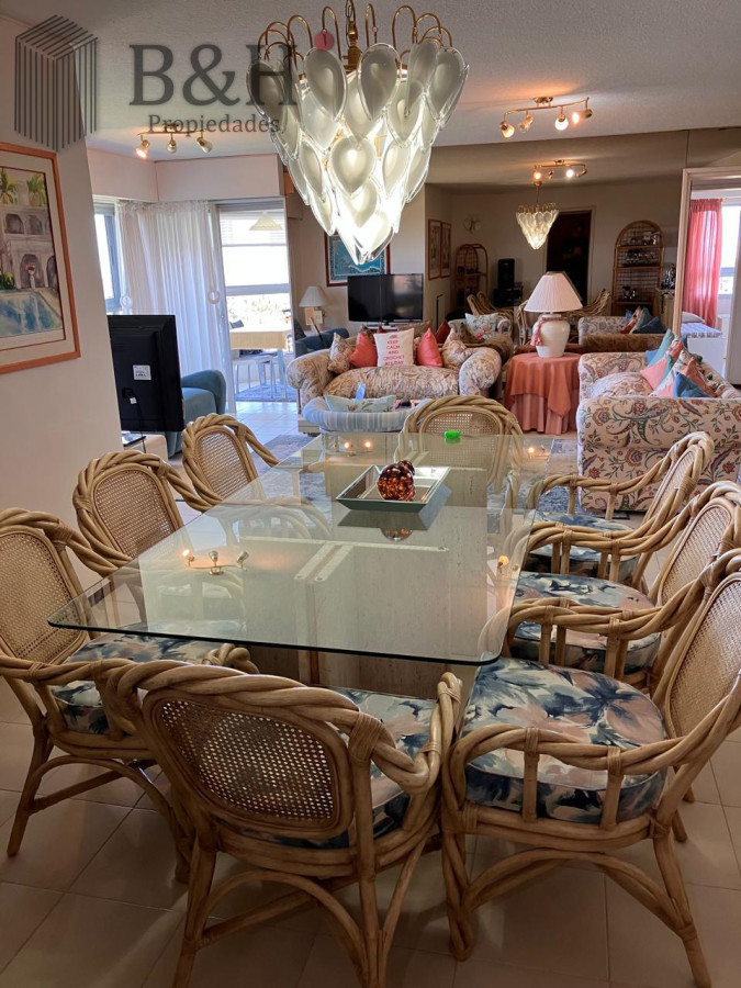 Apartamento ID.6348 - Vende hermoso depto de 3 dormitorios con vista, Punta del Este